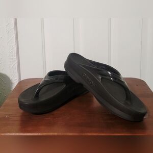 OOFOS Women's OOmega OOlala platform flip-flops in black, Size Women 10
